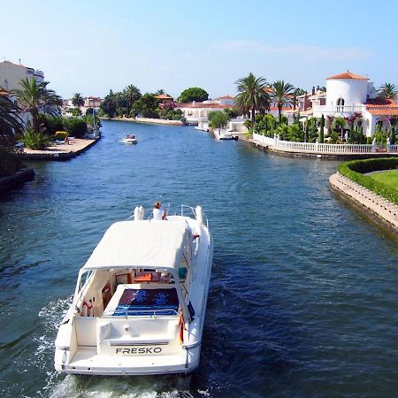 Holiday Home Requesens Canal Empuriabrava Bagian luar foto