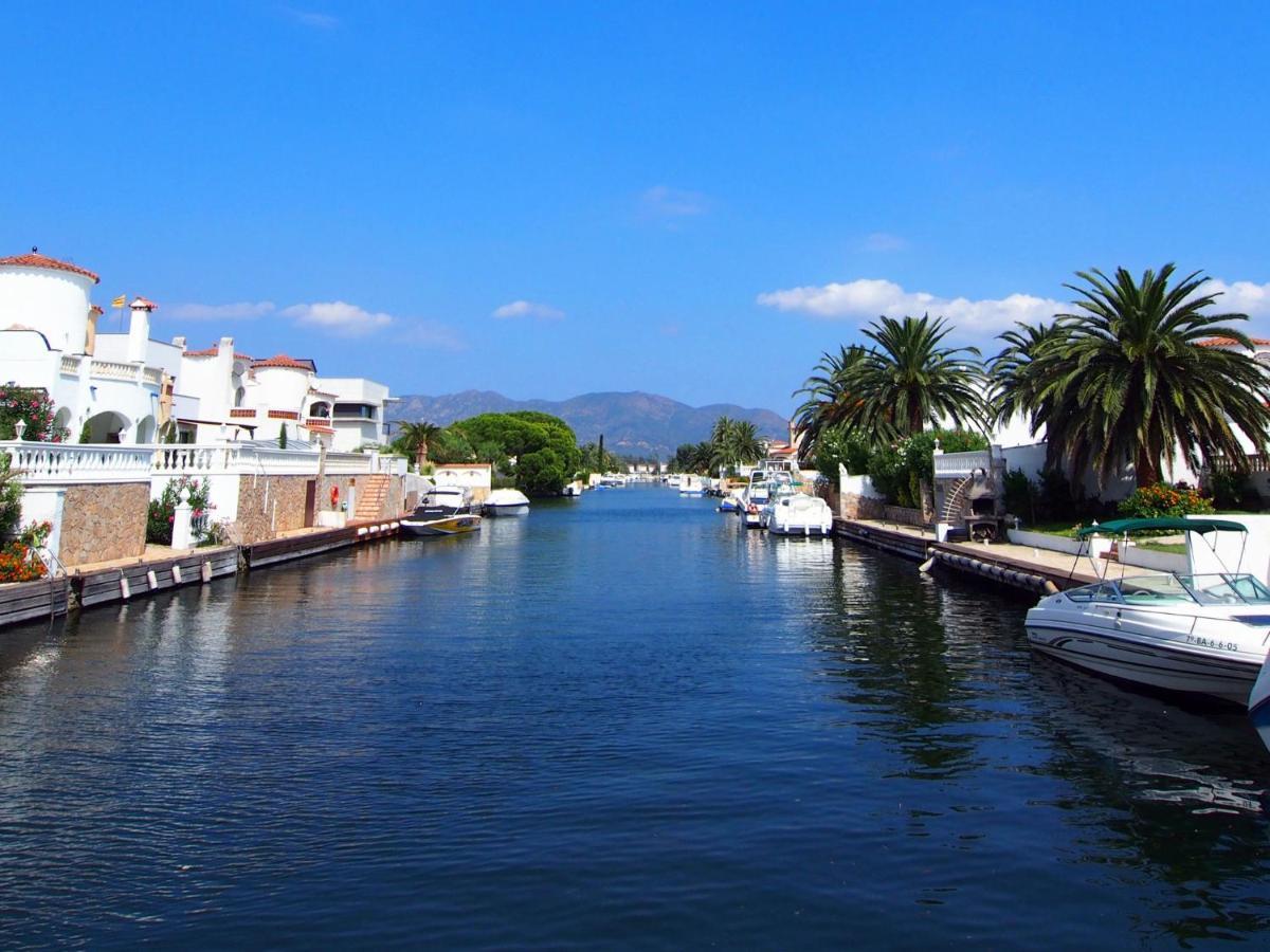 Holiday Home Requesens Canal Empuriabrava Bagian luar foto