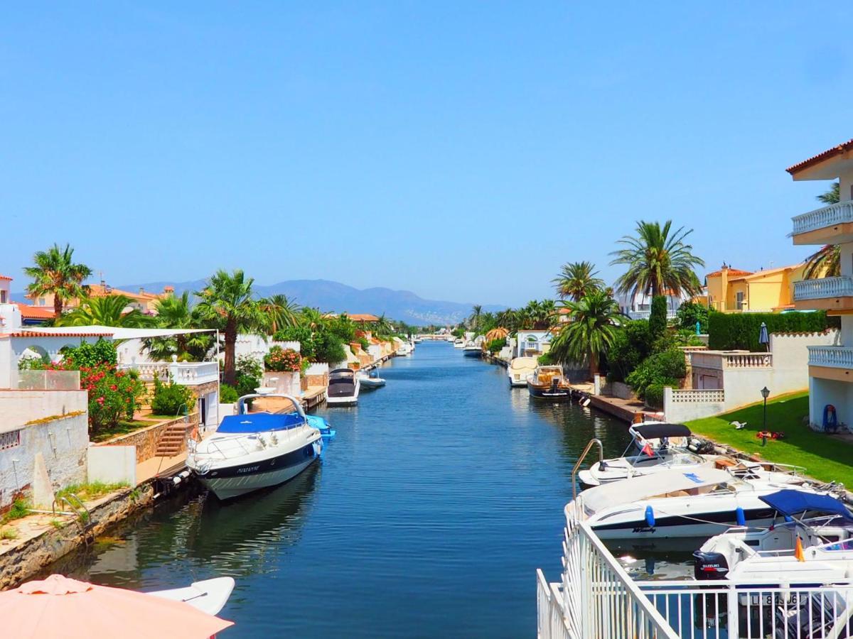 Holiday Home Requesens Canal Empuriabrava Bagian luar foto