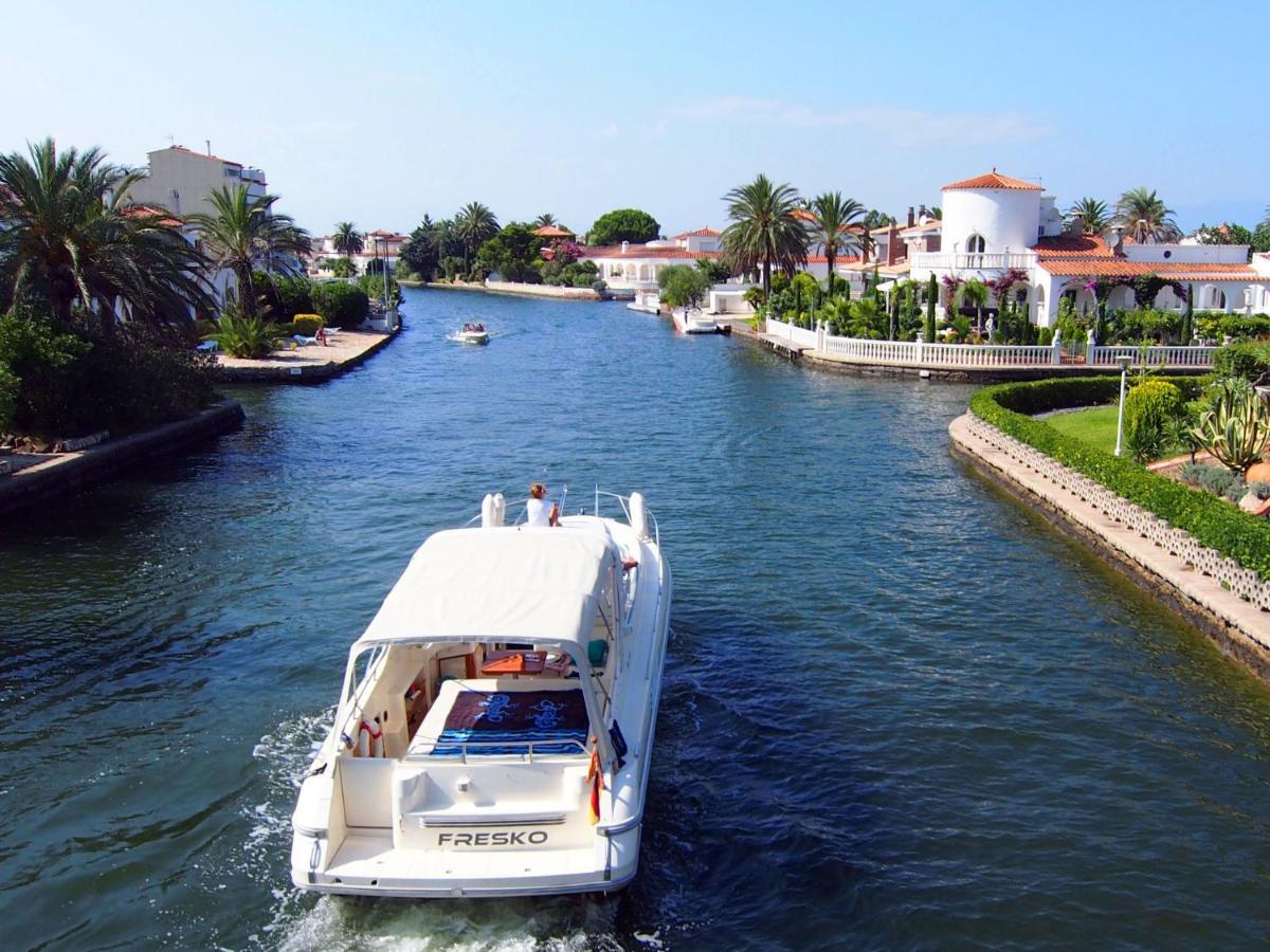Holiday Home Requesens Canal Empuriabrava Bagian luar foto