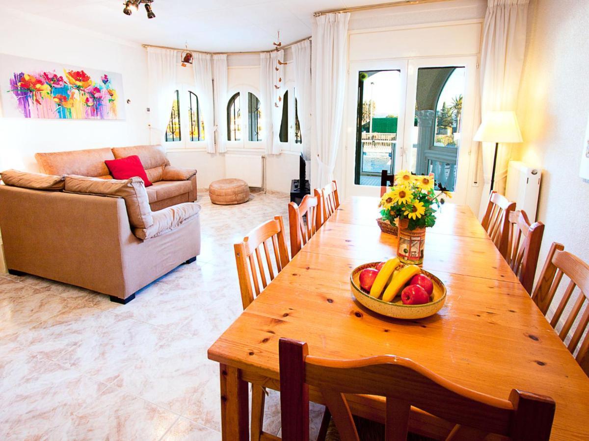 Holiday Home Requesens Canal Empuriabrava Bagian luar foto